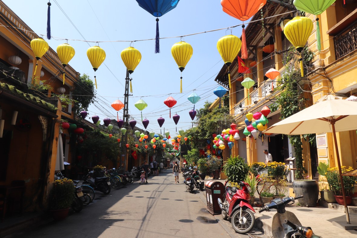 HoiAnLanternStreet1.jpg